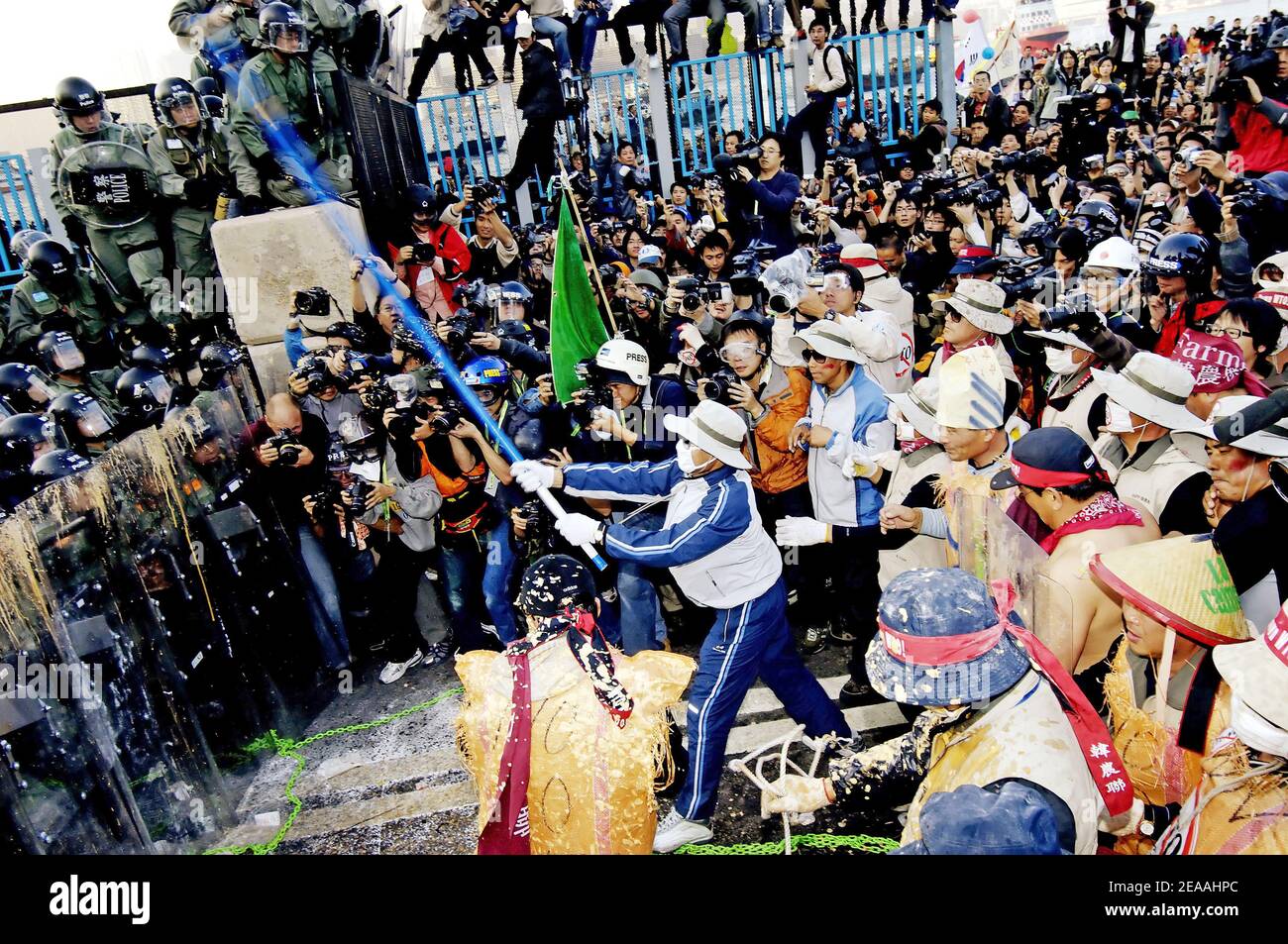 South Korean farmers clash with Hong Kong police outside the Hong Kong Convention Centre where delegates are meeting at the sixth Ministerial Conference of the World Trade Organization on December 17, 2005. The South Koreans have been prominent among demo Stock Photo