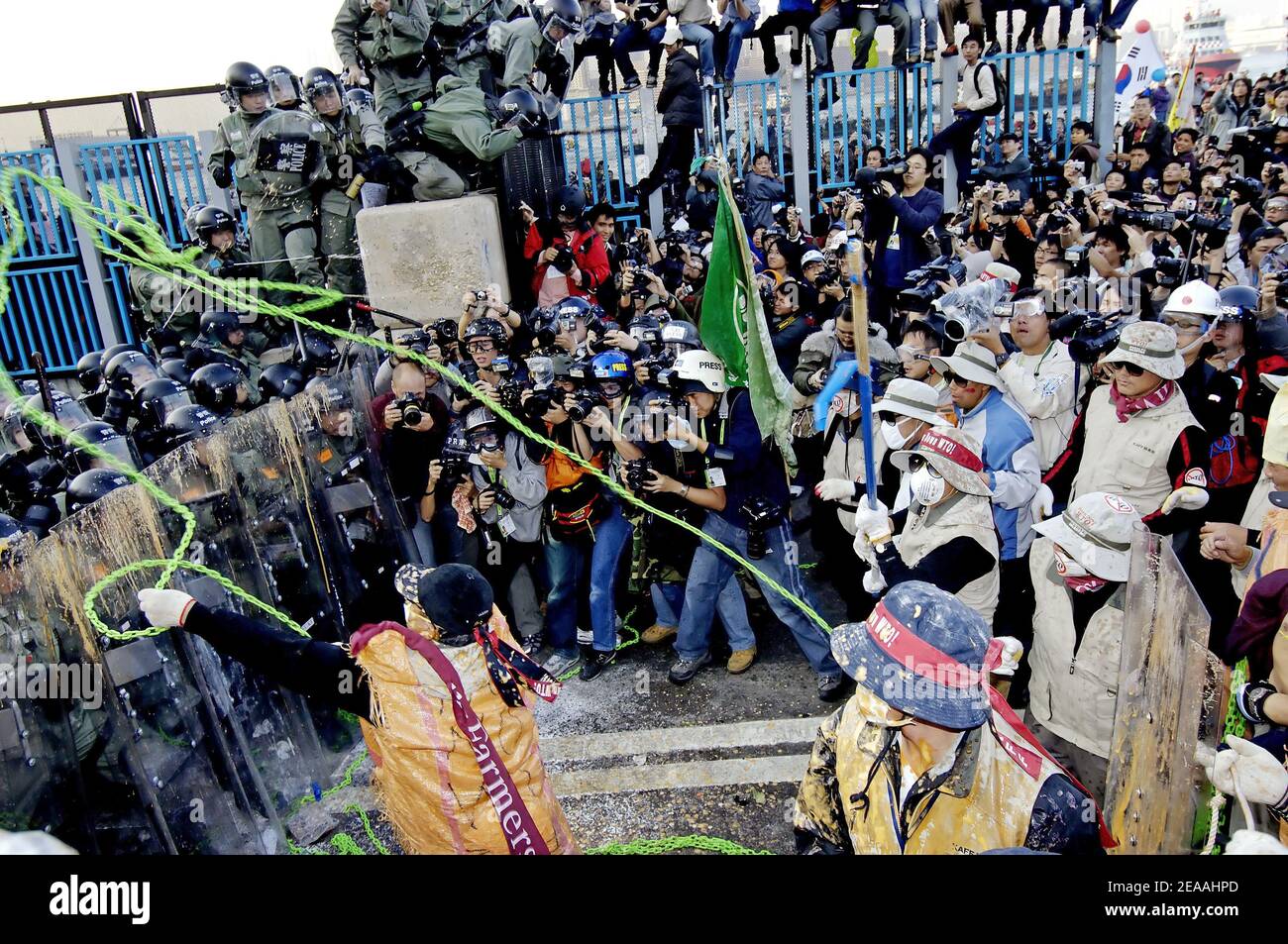 South Korean farmers clash with Hong Kong police outside the Hong Kong Convention Centre where delegates are meeting at the sixth Ministerial Conference of the World Trade Organization on December 17, 2005. The South Koreans have been prominent among demo Stock Photo