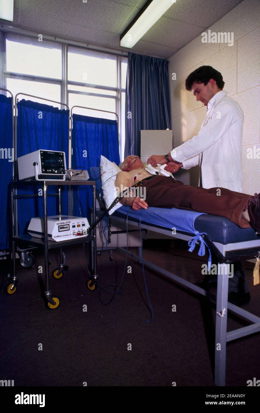 Defibrillator Doctor High Resolution Stock Photography and Images Alamy