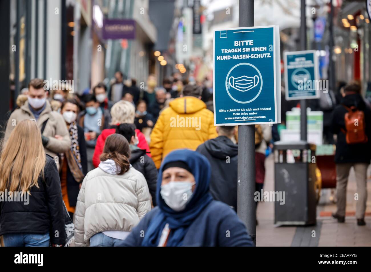 Essen, Ruhr area, North Rhine-Westphalia, Germany - Essen city center in times of the corona crisis during the second part of the lockdown, many passers-by with protective masks during Christmas shopping on Limbecker Strasse on the Saturday before the hard lockdown, information sign PLEASE WEAR MOUTH AND NOSE PROTECTION, in In Essen's pedestrian zone there is no obligation to wear a mask, only a recommendation to wear a mask. Stock Photo