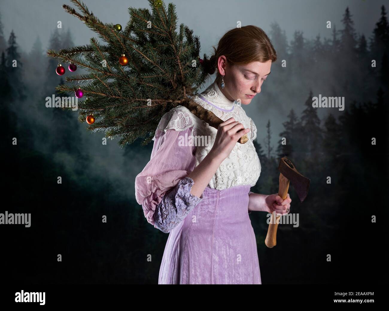 Vintage christmas tree woman hi-res stock photography and images - Alamy