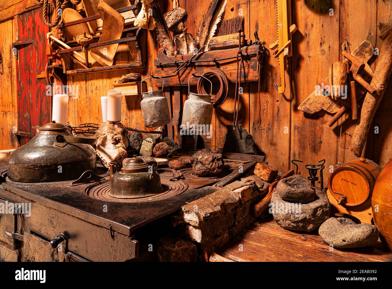 Old Pots And Pans In A Farmhouse Kitchen Farmhouse Parlor Stock