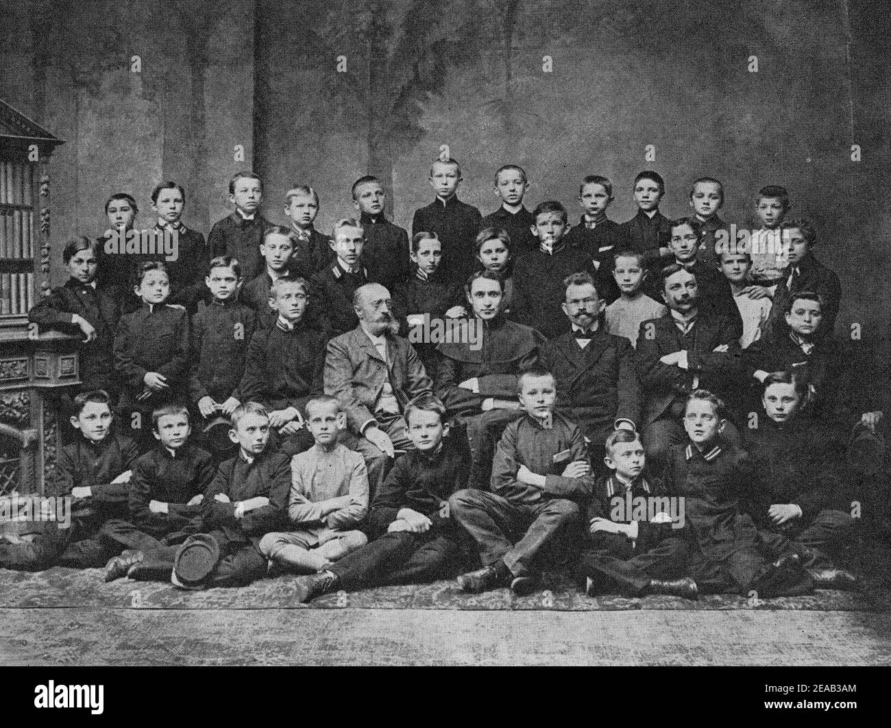 Nauczyciele i uczniowie Gimnazjum Wojciecha Górskiego w Warszawie 1907. Stock Photo