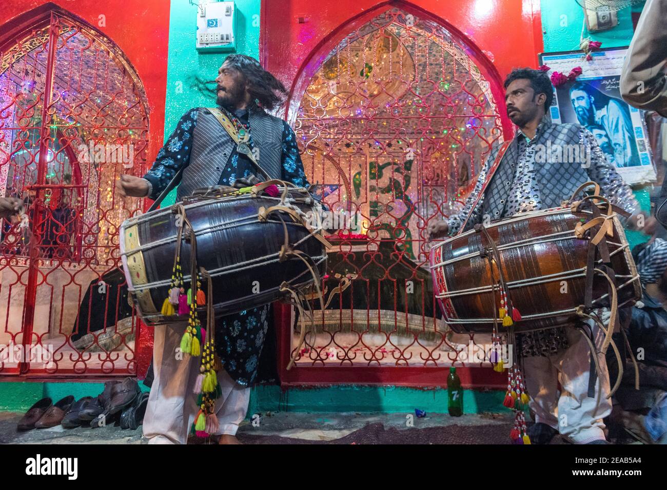 Brothers dhol players Mithu and Gonga Saien performing at Sufi Shrine of Baba Shah Jamal On A Thursday Night, Lahore, Punjab, Pakistan Stock Photo