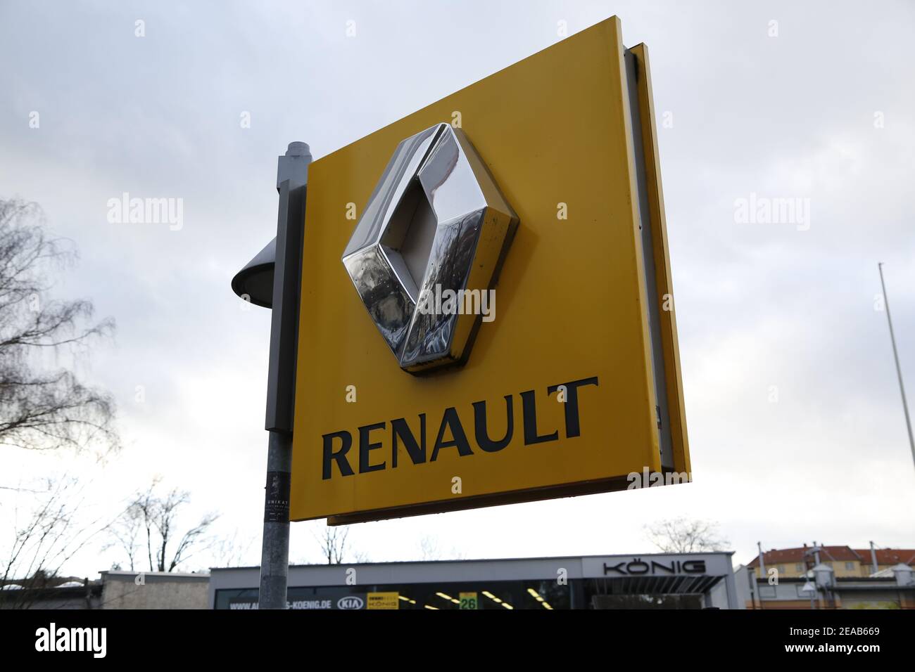 Renault sign hi-res stock photography and images - Alamy