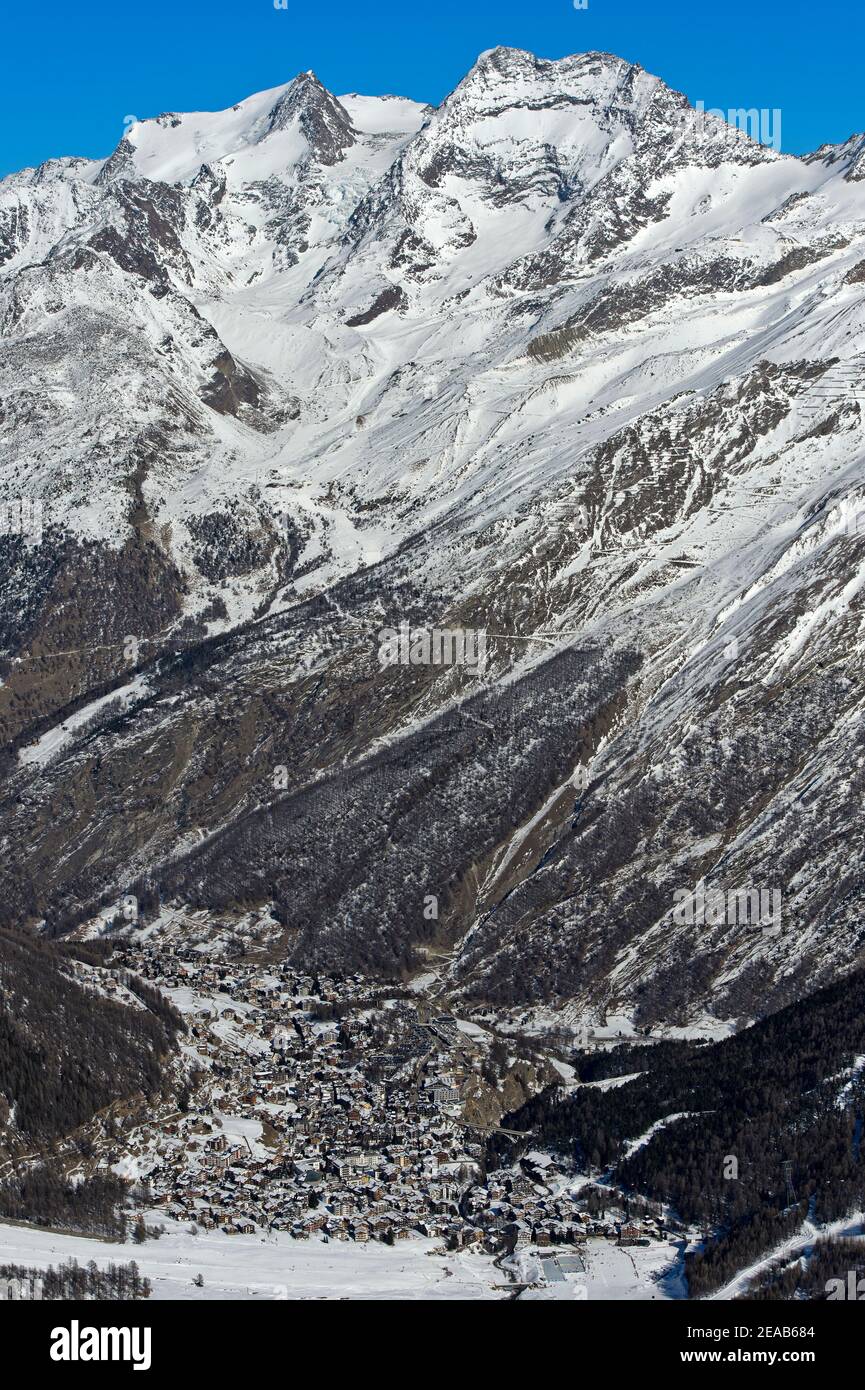 Saas-Fee in the valley floor, behind the peaks Fletschhorn and Lagginhorn, Valais, Switzerland Stock Photo