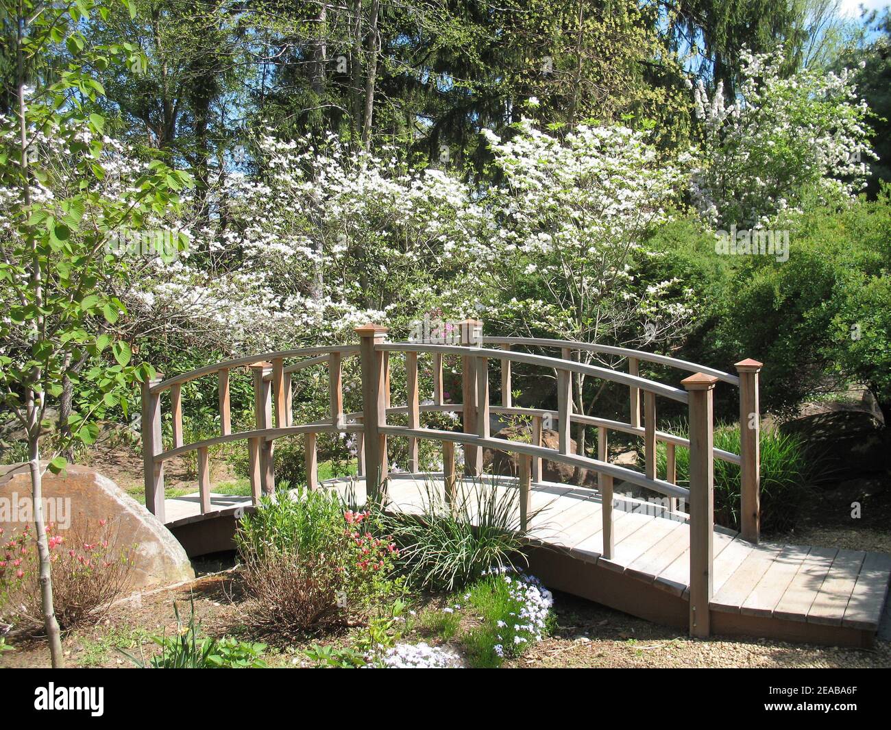 Foot Bridge in Sayen Park Botanical Gardens, Hamilton Township Park System, Hamilton, NJ, USA Stock Photo