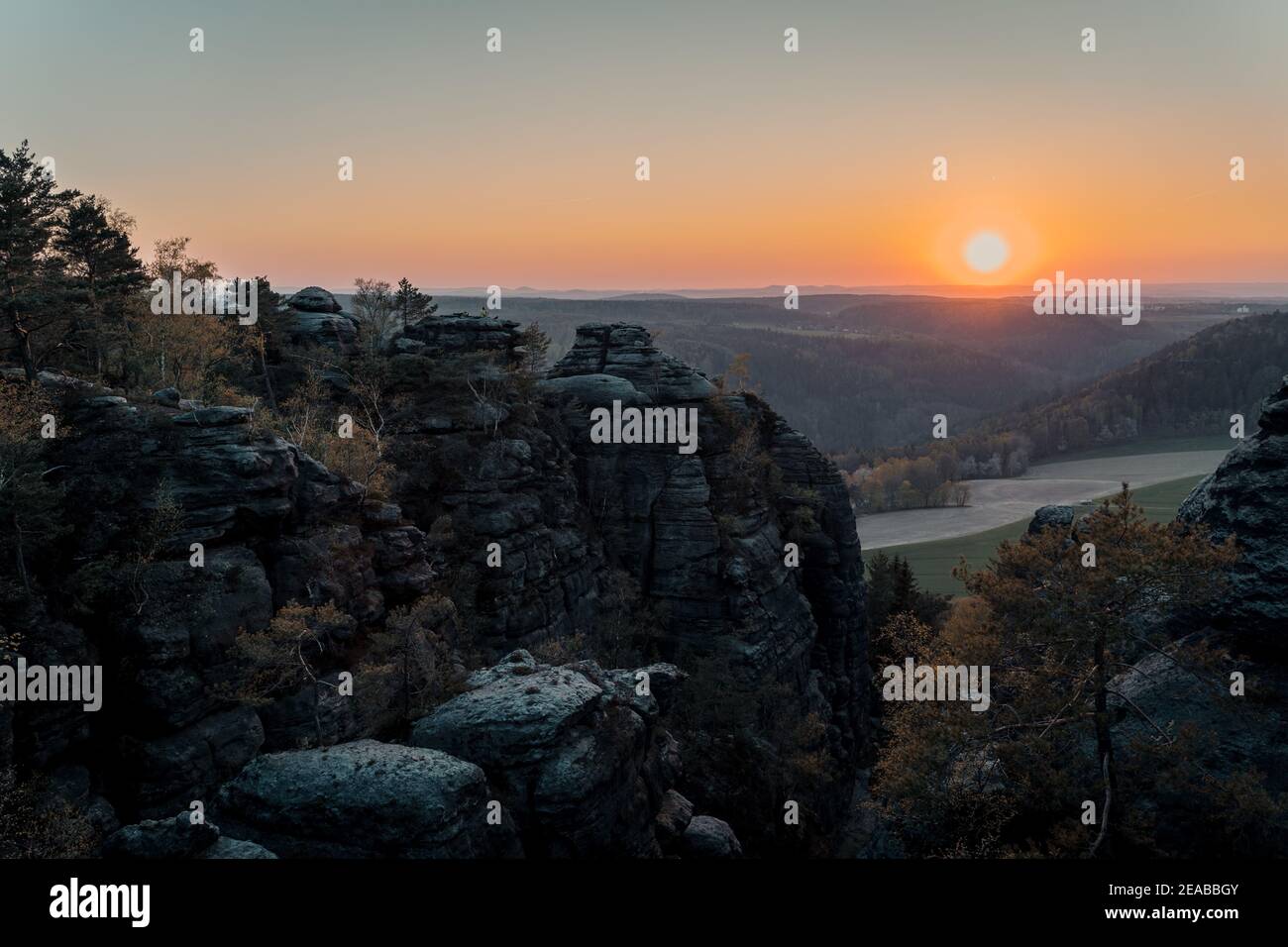 Deutschland, Sachsen, Sächsische Schweiz, Bäume, Sommer, Sonne, Wanderung, Sonnenuntergang, Felsen Stock Photo