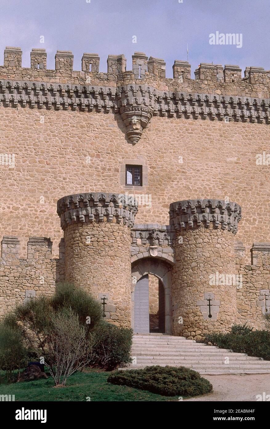 FACHADA PRINCIPAL DEL CASTILLO DE MANZANARES EL REAL - SIGLO XV. Author:  JUAN GUAS. Location: CASTILLO. MANZANARES EL REAL. MADRID. SPAIN Stock  Photo - Alamy