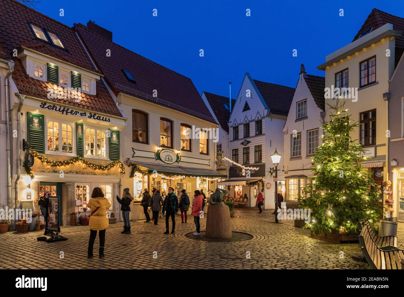 Christmas decorated square, Stavendamm, historic boatman's house in the Schnoorviertel, Bremen, Stock Photo