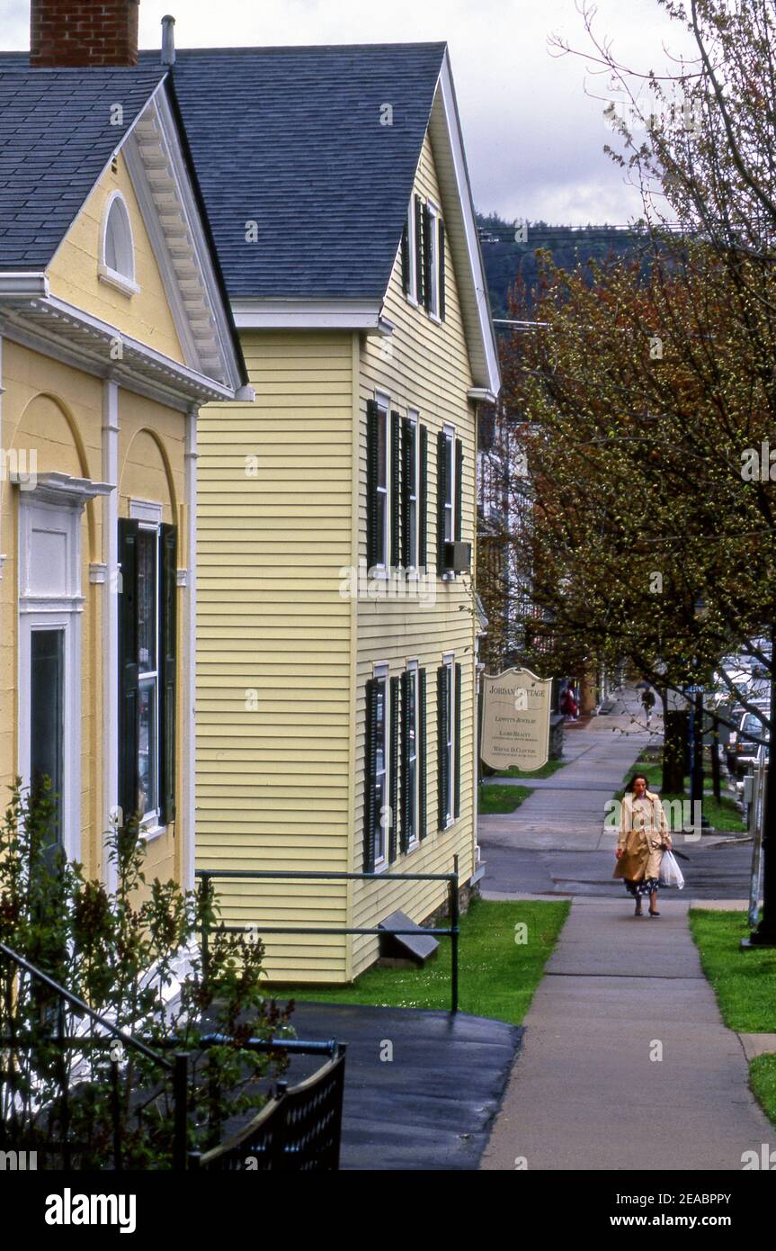 Woman walking on the sidewalk hi-res stock photography and images - Alamy