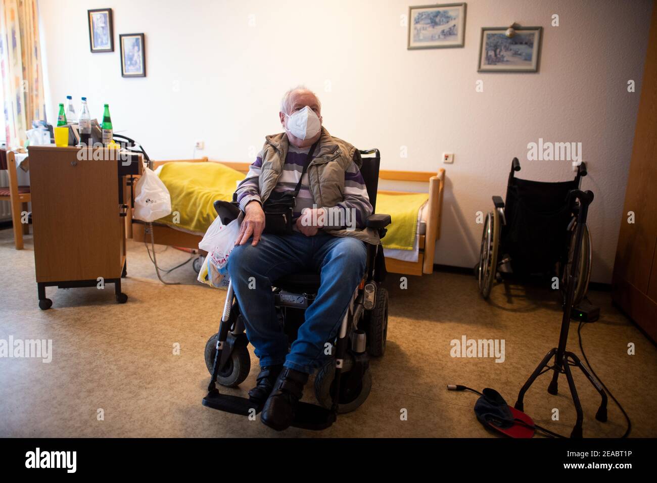 Heinsberg, Germany. 01st Feb, 2021. Heinz Josef Rongen sits in his room. In the AWO old people's centre in Heinsberg, the residents still have to live with restrictions due to the coronavirus pandemic, despite having been vaccinated. (to dpa 'Hoping for better times: 'It will all come back'') Credit: Federico Gambarini/dpa/Alamy Live News Stock Photo