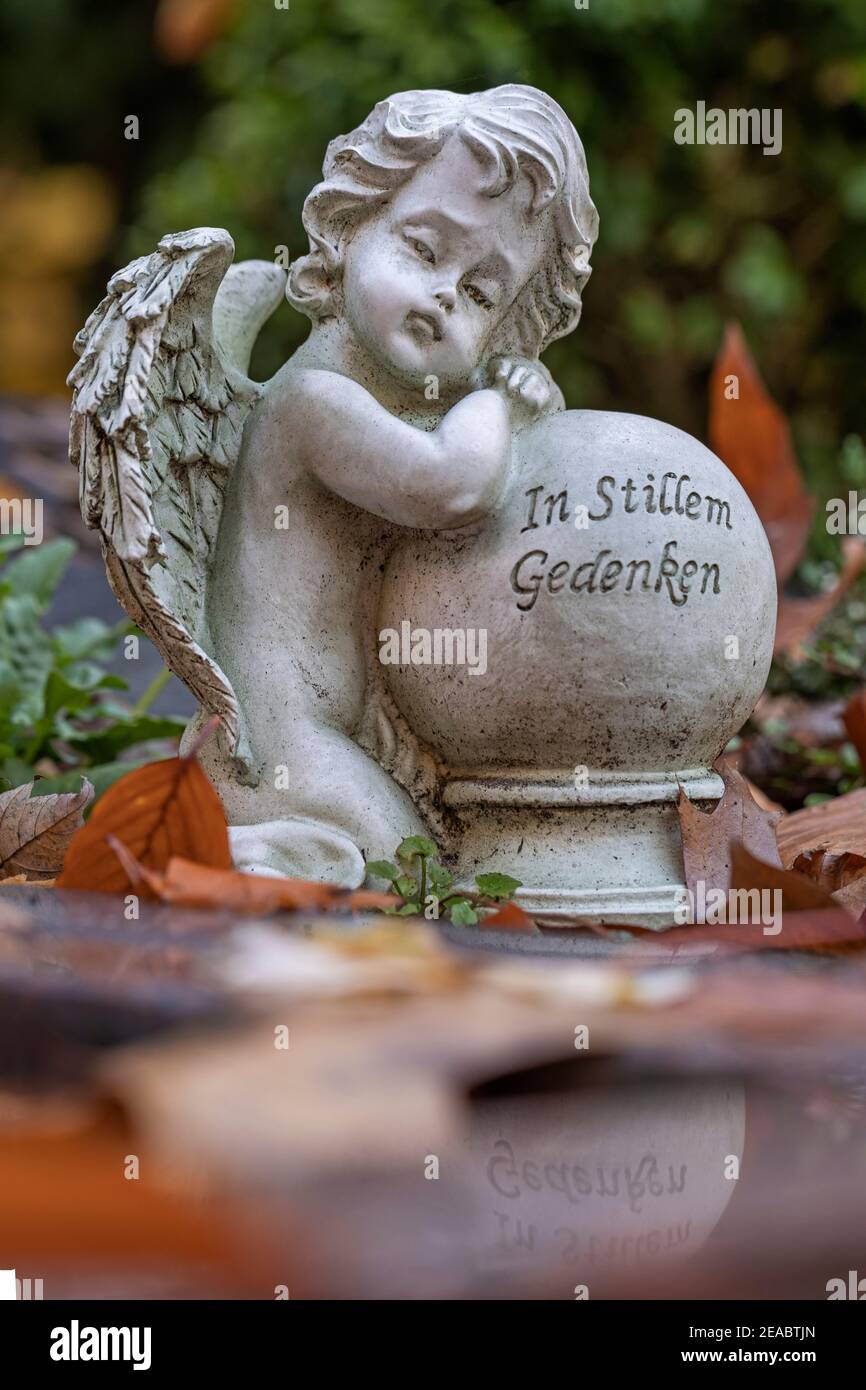 Angel figure with lettering, 'In Stillem Gedenken', Friedhof Friedenstrasse, Wilhelmshaven, Lower Saxony, Stock Photo