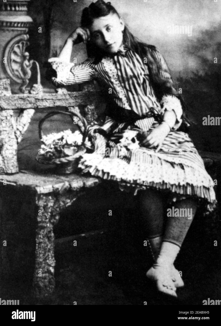 1886 , FRANCE  : The celebrated french woman writer  COLETTE  Willy ( 1873 - 1954 )  when was a little girl  of 13 years old - SCRITTRICE - SCRITTORE - LETTERATO - LITERATURE - LETTERATURA -  personality personalities when was young baby - celebrità  personalità da giovani bambini bambino  - portrait - ritratto ----  Archivio GBB Stock Photo