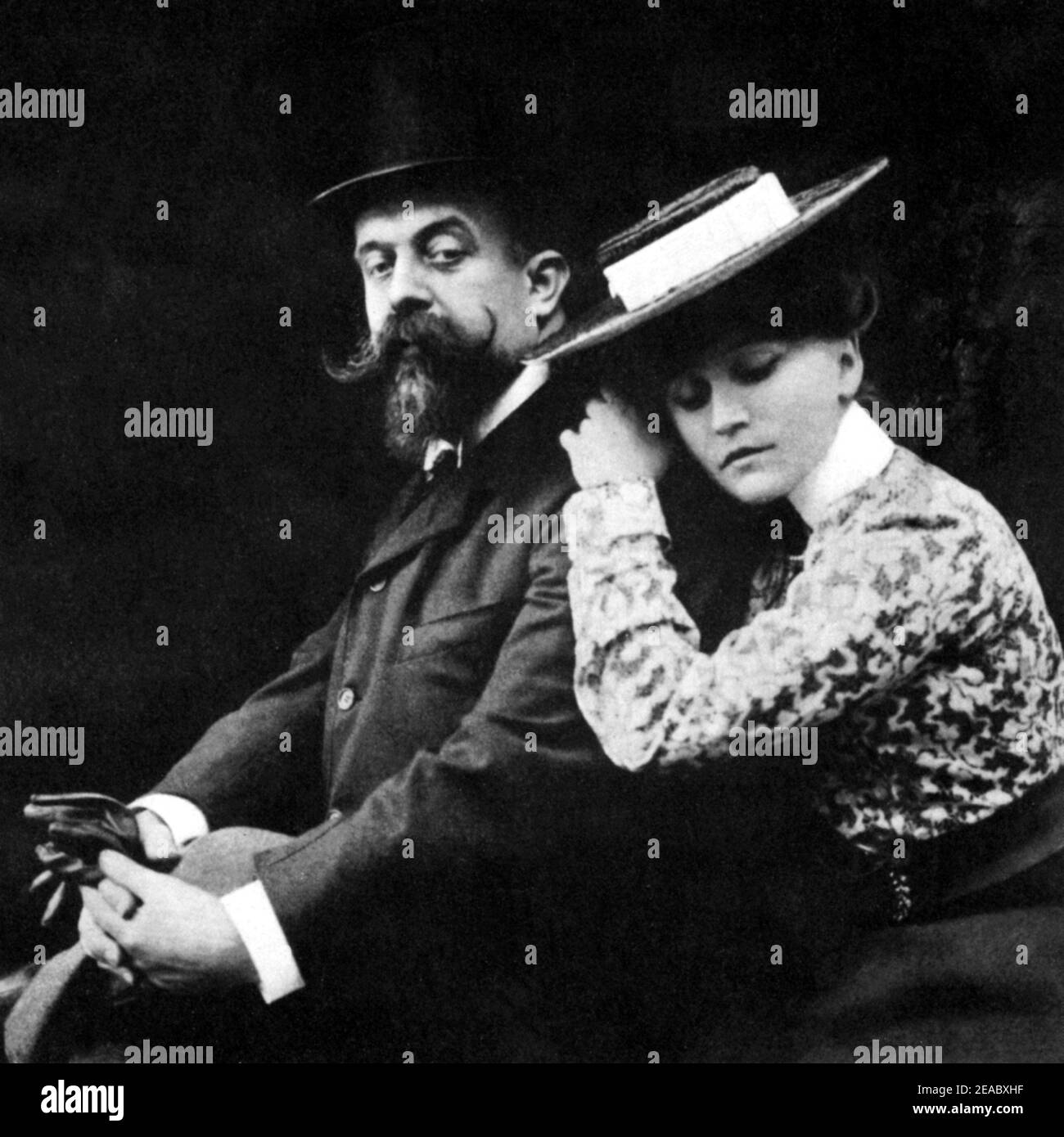 1900 ca. Paris , France  : The celebrated french woman writer COLETTE  Willy ( born Sidonie Gabrielle Colette -  1873 - 1954 ) with the housband WILLY Gauthier - Villars - SCRITTRICE - SCRITTORE - LETTERATO - LITERATURE - LETTERATURA  -  marito e moglie - wife - abbraccio - embrace - lovers - amanti - sposi - coniugi - hat - cappello - top hat - cilindro - barba e baffi - beard and moustache   - portrait - ritratto  - BELLE EPOQUE ----  Archivio GBB Stock Photo