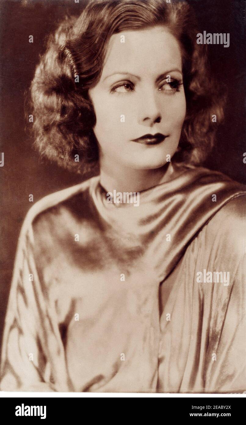 1927 , USA  : The actress GRETA GARBO in  FLESH AND THE DEVIL  ( La carne e il diavolo )  by Clarence Brown  , from a  novel by Hermann Sudermann    - MGM - SILENT MOVIE - FILM - CINEMA MUTO - portrait - ritratto   ----  Archivio GBB Stock Photo