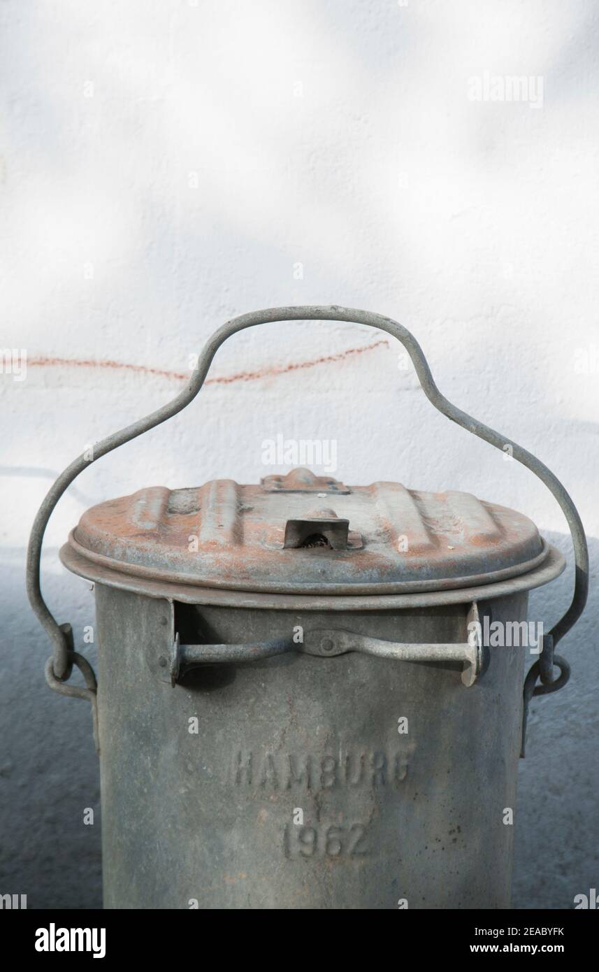 Garbage cans hires stock photography and images Alamy