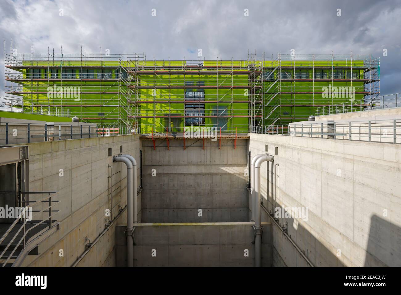 Oberhausen, Ruhr area, North Rhine-Westphalia, Germany - Emscher conversion, new construction of the Emscher AKE sewer, here the new pumping station in Oberhausen, the ecological conversion of the Emscher system consists of the construction of a central sewage treatment system in the Ruhr area, the construction of sewers and the renaturation of the Emscher and its tributaries . Stock Photo