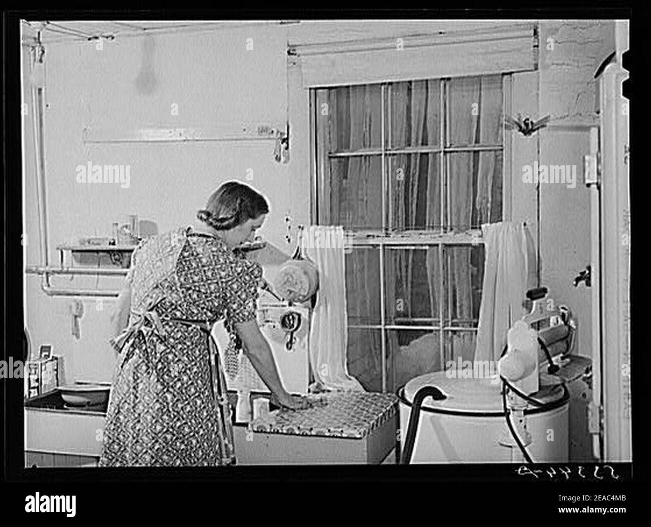 Vintage housewife in kitchen Black and White Stock Photos & Images - Alamy