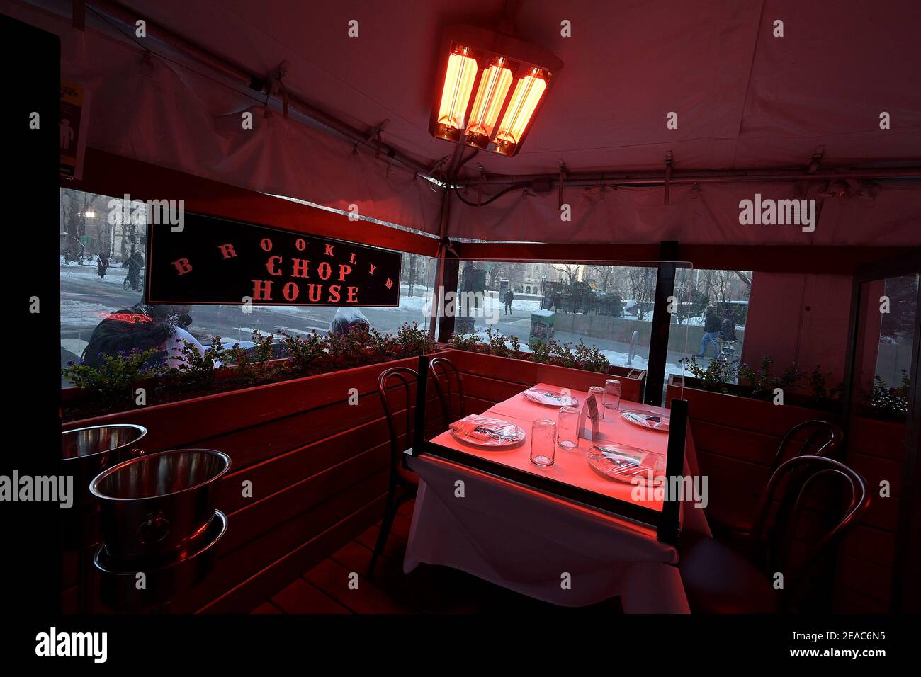 Plexiglass dividers hires stock photography and images Alamy