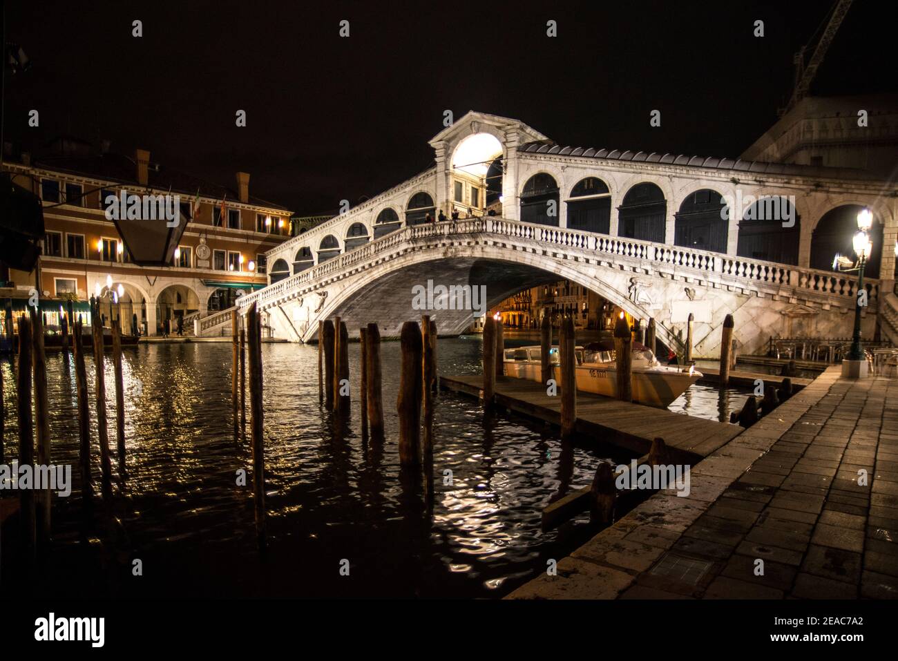 Rialto Bridge at night Stock Photo - Alamy