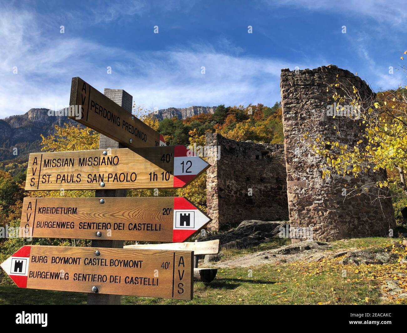 Signpost Eppaner Burgen in autumn, Hocheppan Castle, Eppaner Burgenweg, Bozner Basin, vineyards, castles, nature, landscape, Bozen, Eppan, South Tyrol, Italy Stock Photo