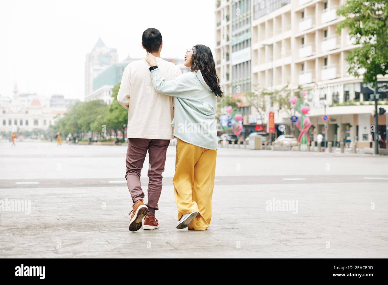 Asian family walking chinese street hi-res stock photography and images ...