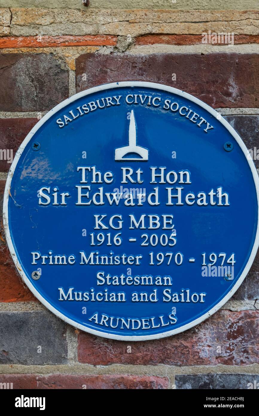 England, Wiltshire, Salisbury, Salisbury Cathedral Close, Blue Plaque on The Wall of Arundells, Home of Edward Heath former Prime Minister Stock Photo