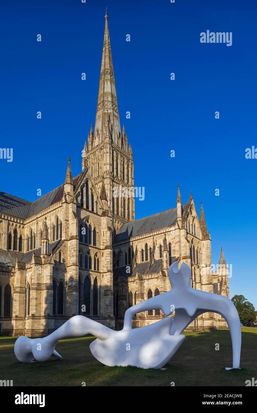 England, Wiltshire, Salisbury, Salisbury Cathedral and Henry Moore Sculpture titled "Large Reclining Figure" dated 1983 Stock Photo