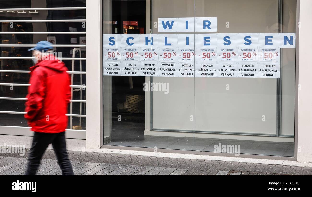 Cologne, North Rhine-Westphalia, Germany - Cologne city center in times of the corona crisis during the second lockdown, clearance sale due to business closure. Stock Photo