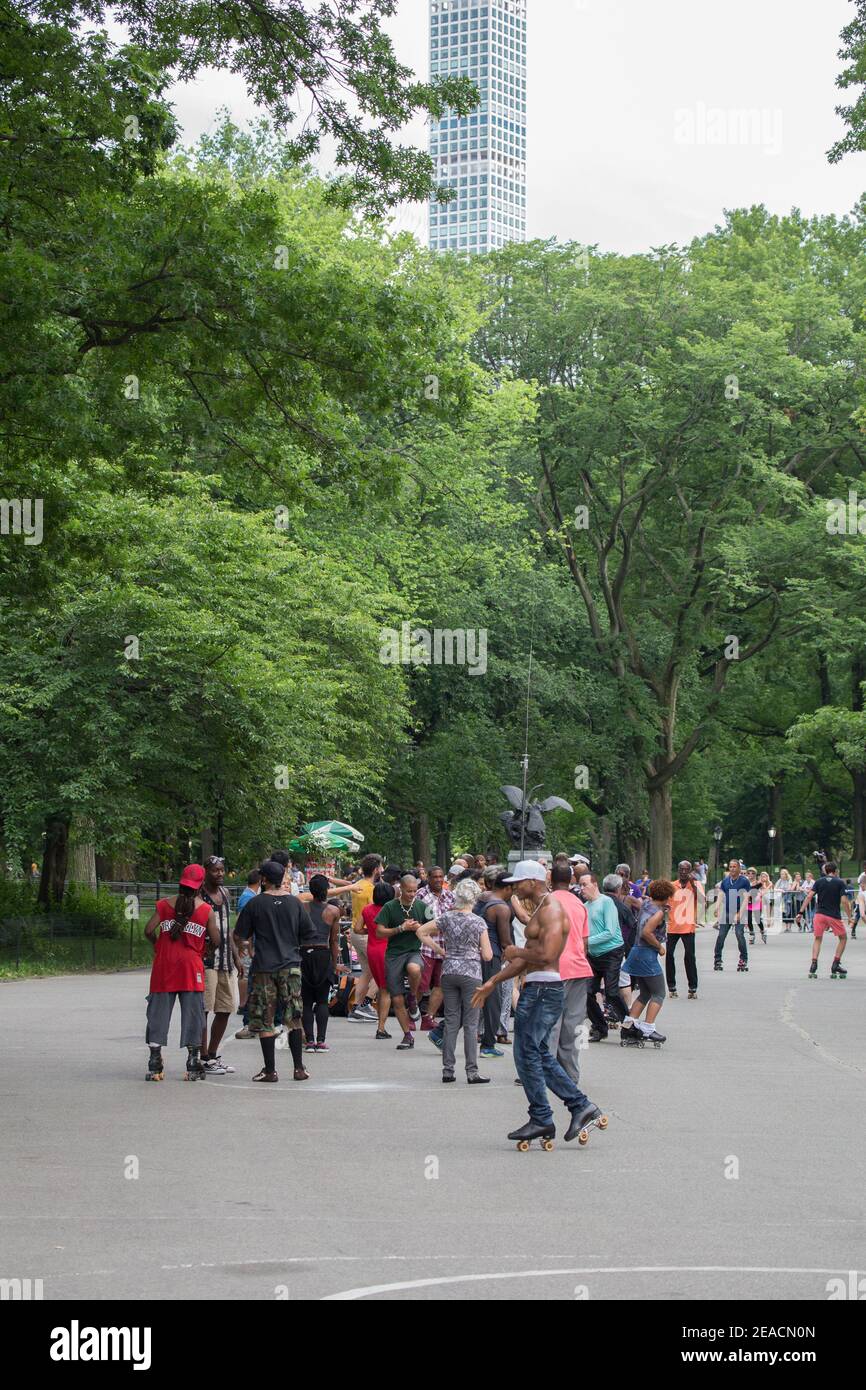 In the warmer months, The Central Park Dance Skaters Association holds dance roller skating sessions to a live DJ every weekend in Skater's Circle, lo Stock Photo