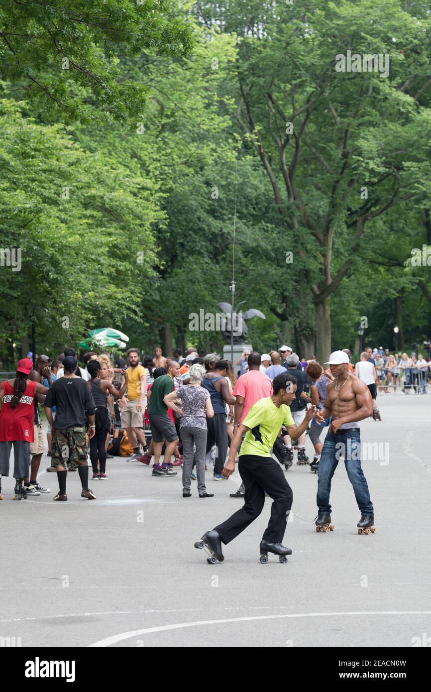 In the warmer months, The Central Park Dance Skaters Association holds dance roller skating sessions to a live DJ every weekend in Skater's Circle, lo Stock Photo