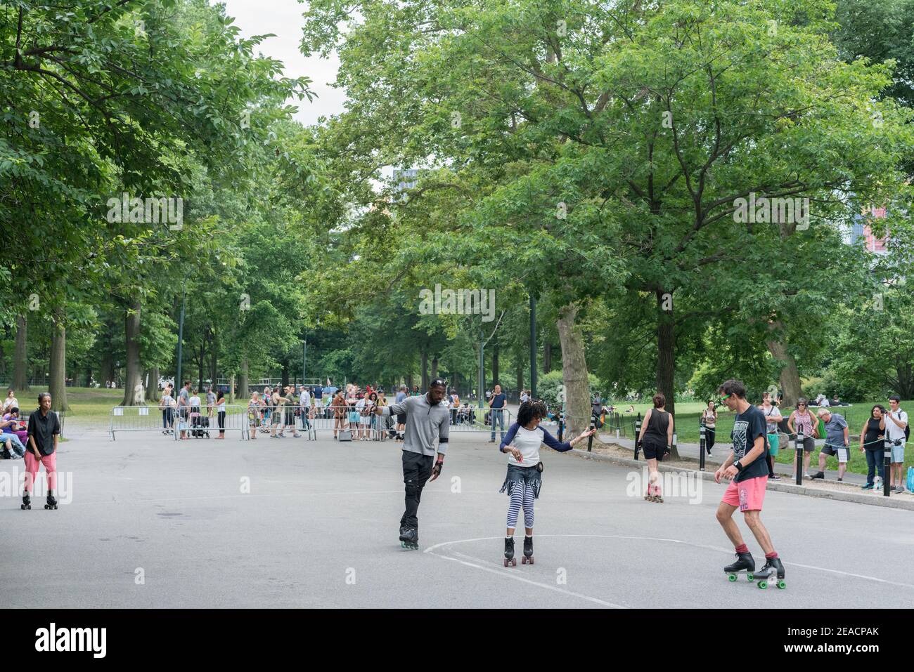 In the warmer months, The Central Park Dance Skaters Association holds dance roller skating sessions to a live DJ every weekend in Skater's Circle, lo Stock Photo