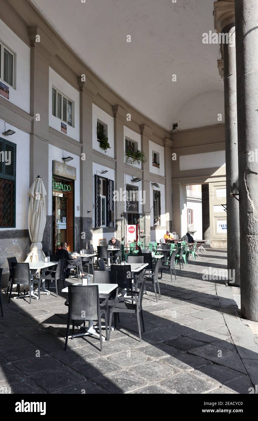 Napoli - Bar nel portico della Basilica di San Francesco da Paola Stock Photo