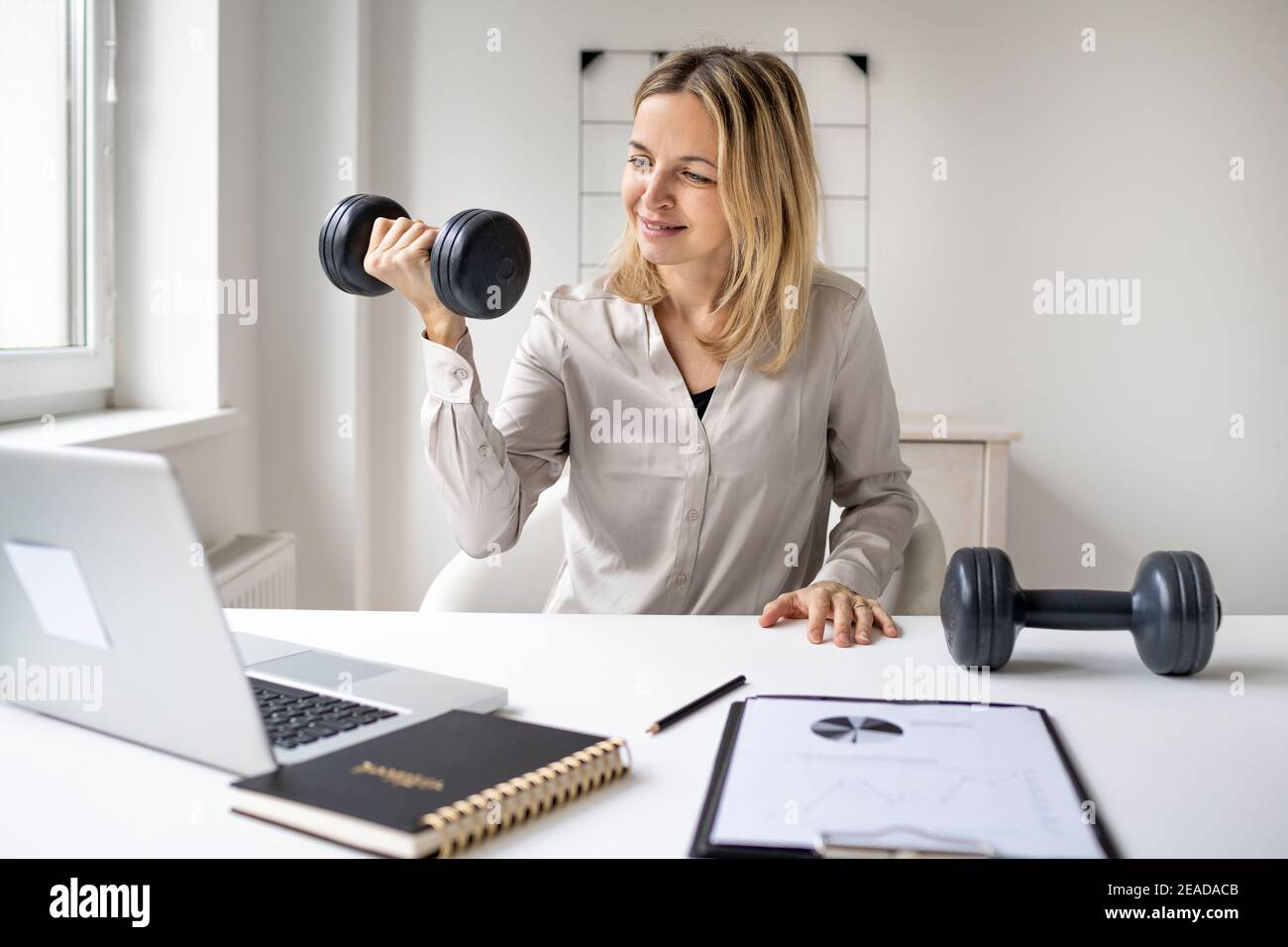 Office desk weight lifting hi res stock photography and images Alamy