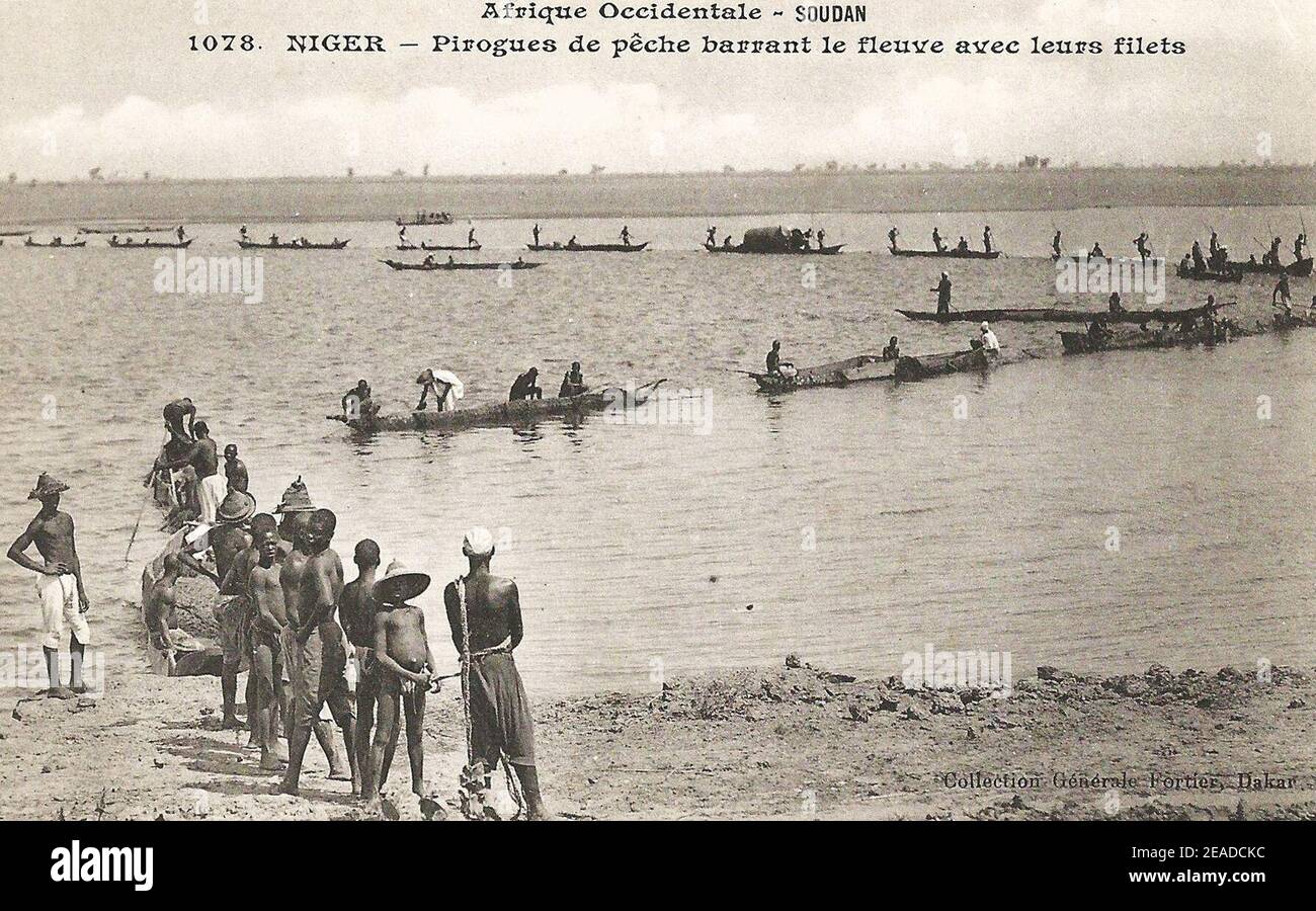 Niger-Pirogues de pêche barrant le fleuve avec leurs filets (AOF). Stock Photo
