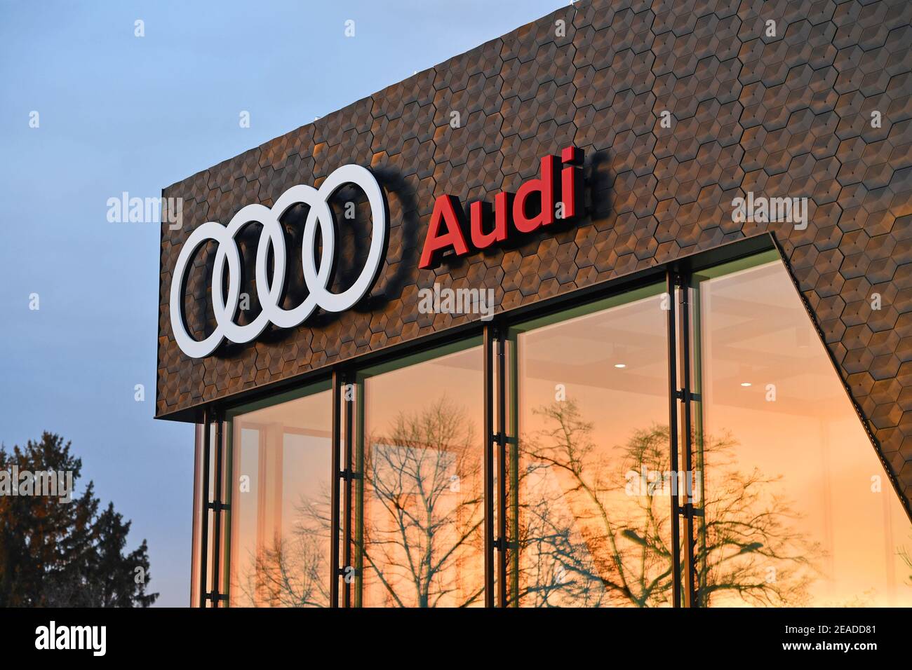Audi rings hi-res stock photography and images - Alamy