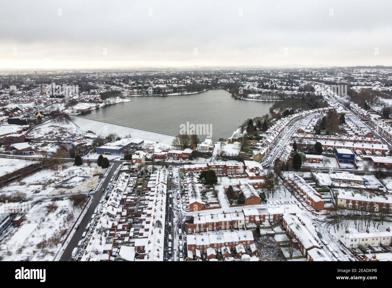 Birmingham, West Midlands, UK. 9th Feb, 2021. Edgbaston Resivoir surrounded by snow covered houses in Birmingham as Storm Darcy continues it's wintry blast from the east. Pic by Credit: Sam Holiday/Alamy Live News Stock Photo