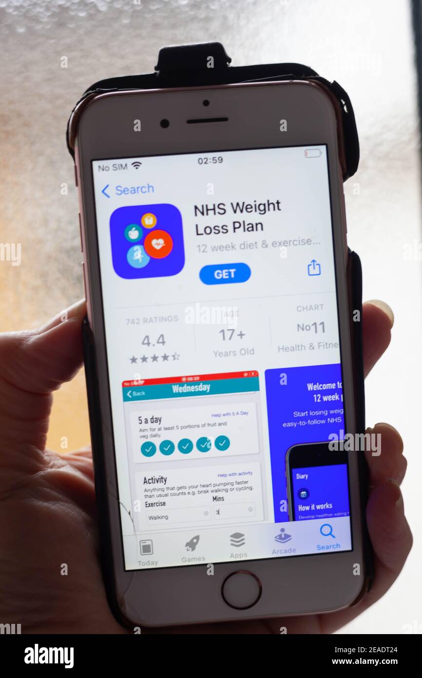 Close-up of a hand holding a mobile phone with NHS Weight Loss Plan tech app on screen Stock Photo