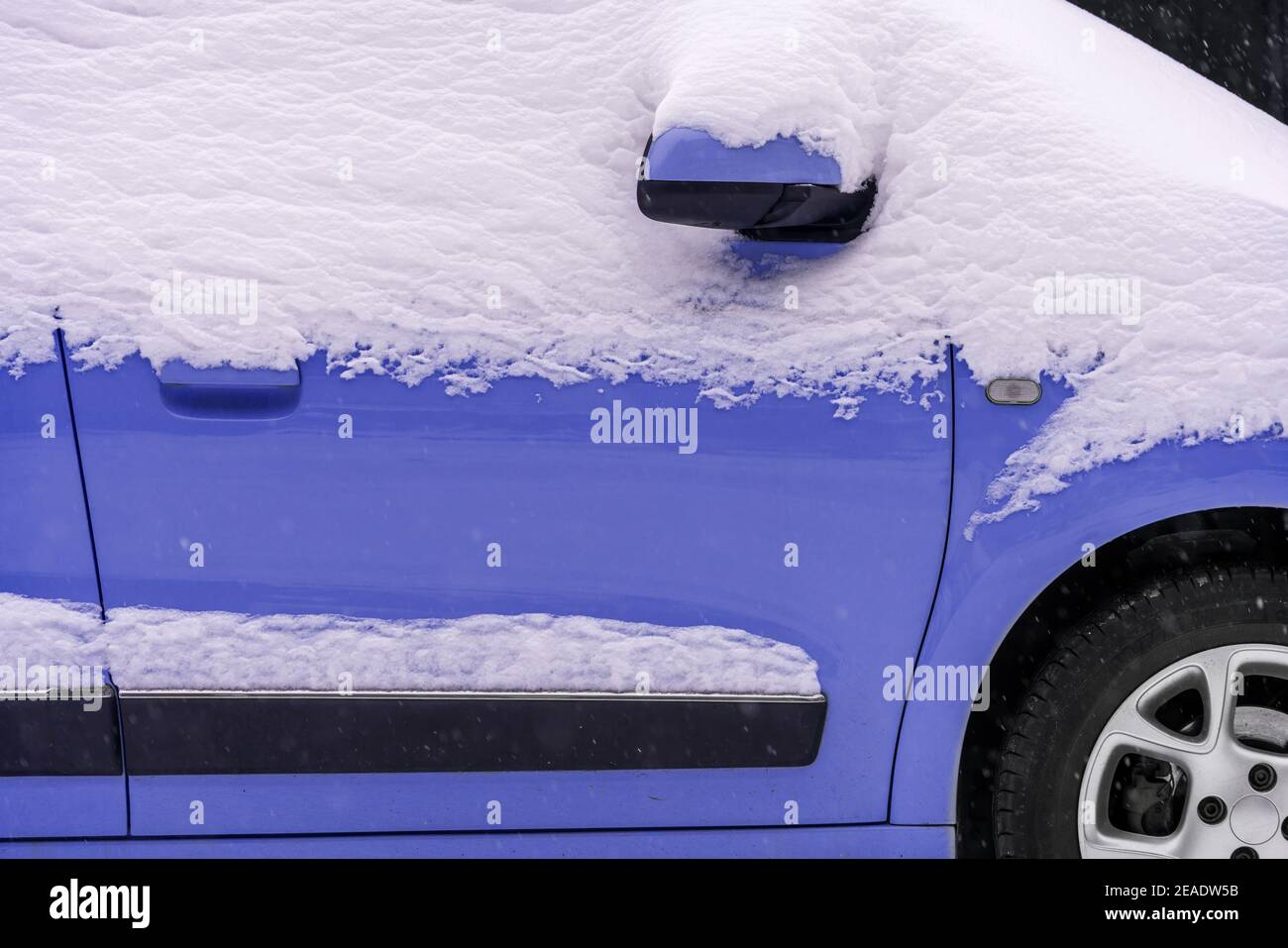 Das Auto ist auf einer Winterstraße mit einer Schutzhaube versehen. Schützt  das Fahrzeug vor Schnee und Eis Stockfotografie - Alamy