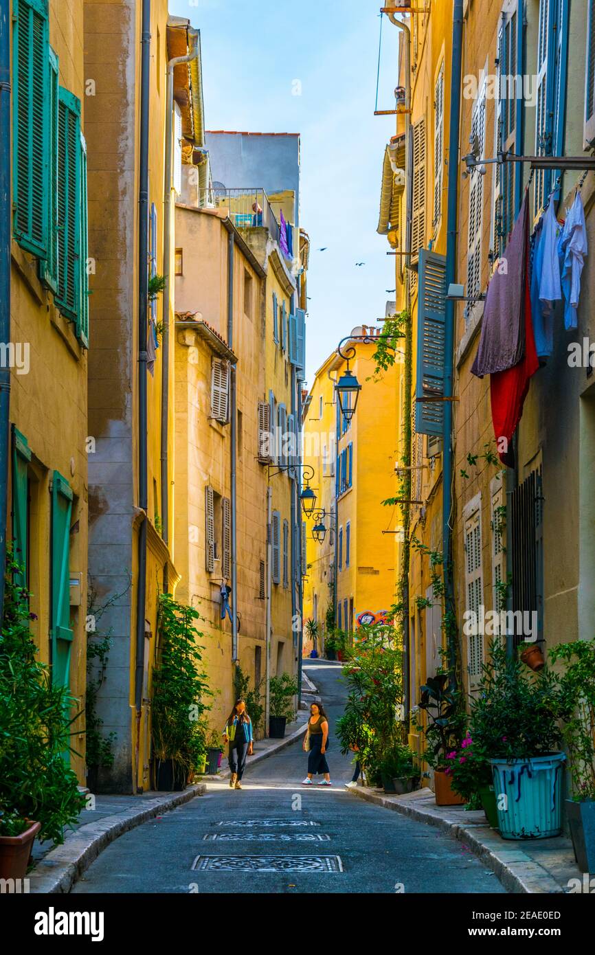 A narrow street in the Le Panier district of Marseille, France Stock Photo  - Alamy