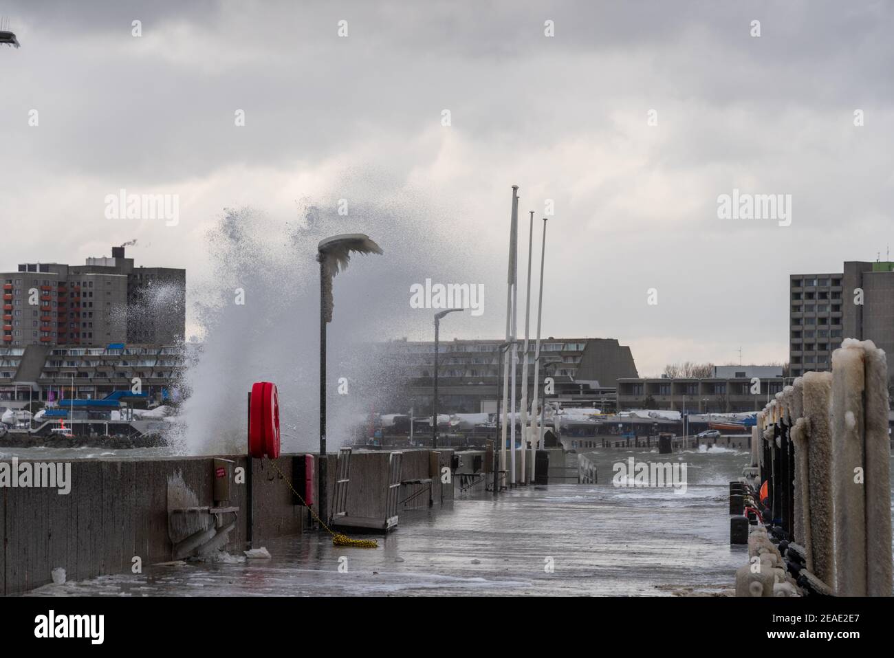 Kiel 8.2.2021- Sturmtief Tristan sorgt in der Kieler Förde für Hochwasser, Wellen und Gischt in der Kieler Förde. Impressionen aus Strande, Schilksee Stock Photo