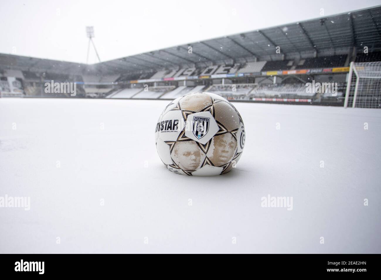 08-02-2021: News : Winter in de Erve Asito    Derbystar bal in de sneeuw  Nederland was in de maand februari 2021 in de ban van een koudegolf. Dit ver Stock Photo