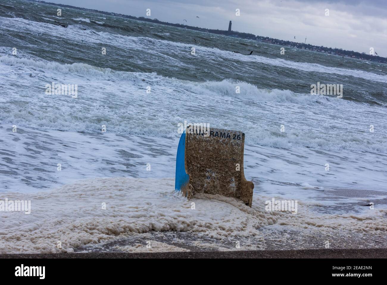 Kiel 8.2.2021- Sturmtief Tristan sorgt in der Kieler Förde für Hochwasser, Wellen und Gischt in der Kieler Förde. Impressionen aus Strande, Schilksee Stock Photo