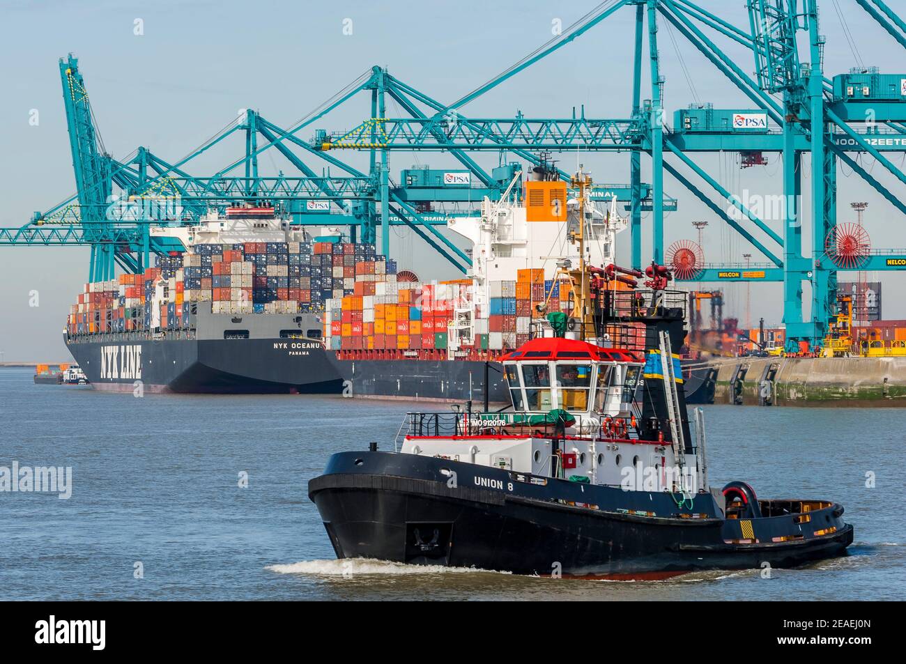 Remorquer bateau porte container au port d'Anvers Stock Photo - Alamy