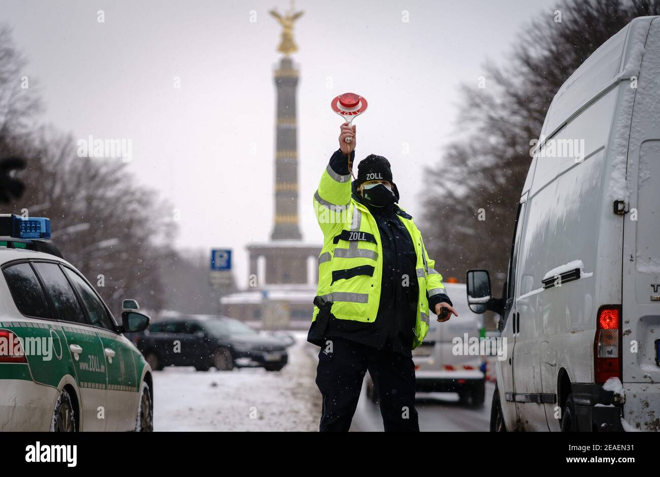 09 February 2021, Berlin: A customs officer waves vehicles off the road on 17 June during a traffic check to combat undeclared work and bogus self-employment. The 2020 annual results of the Financial Control of Clandestine Employment (Finanzkontrolle Schwarzarbeit, FKS) were presented on the sidelines of the check. Photo: Kay Nietfeld/dpa Stock Photo