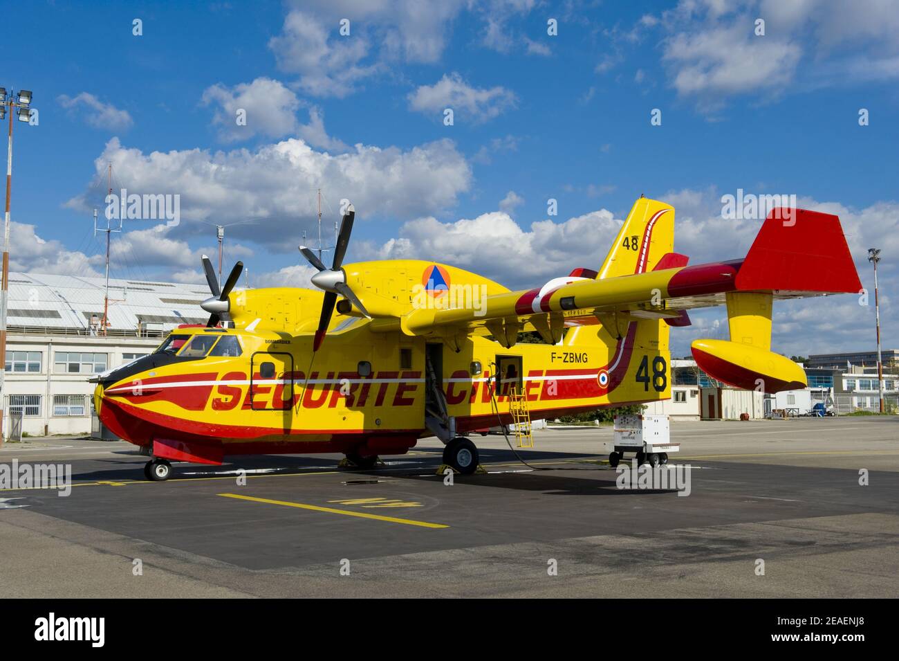 Water bomber plane. Avion bombardier d'eau. Aéroport Marseille Provence
