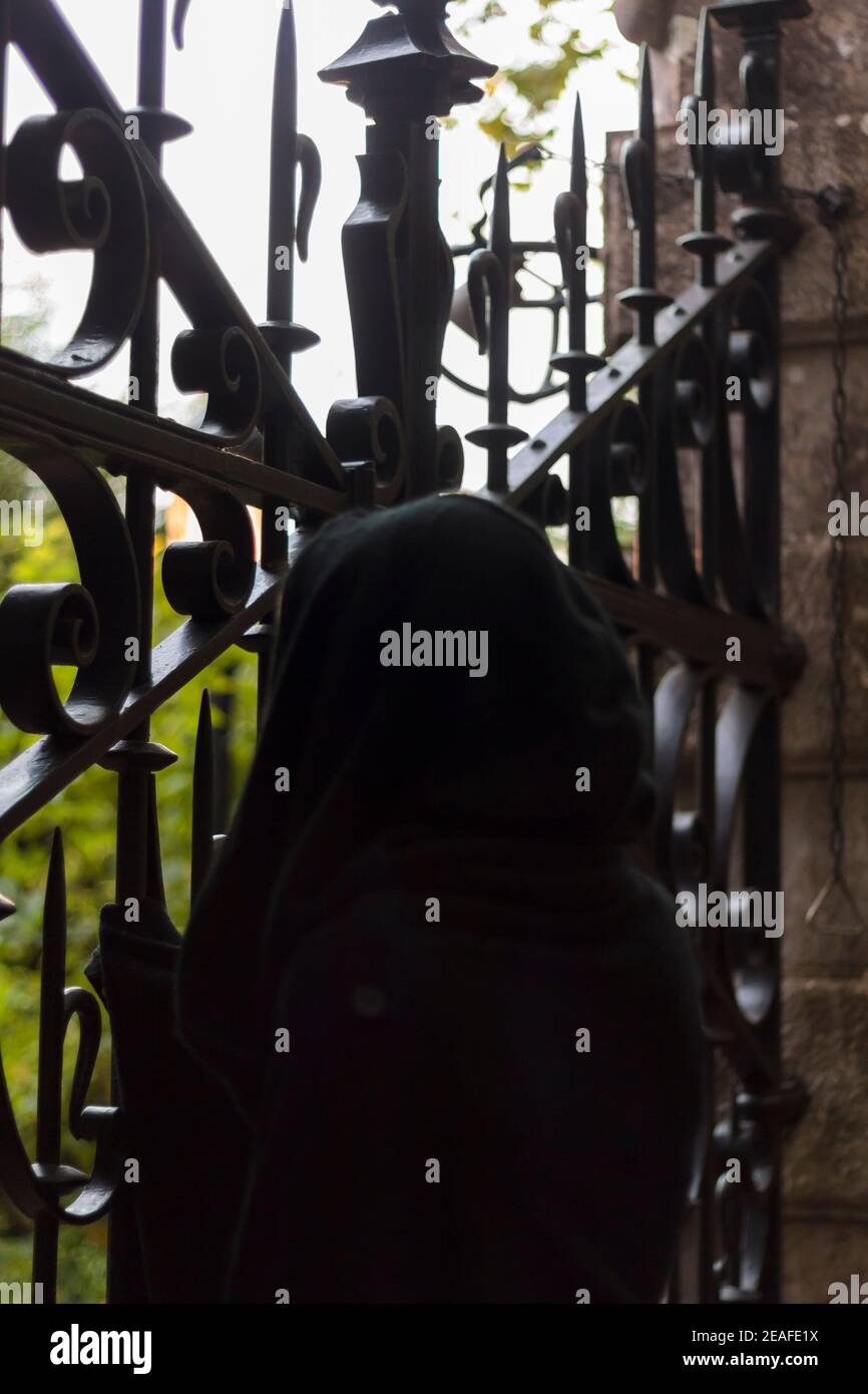 Black cloak hi-res stock photography and images - Alamy