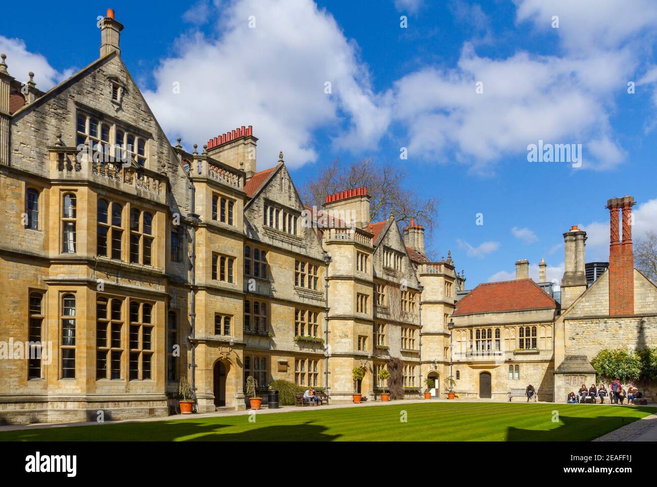 The New Quad at Brasenose College. University students enjoy sunshine  outdoors in Alma mater of former British Prime Minister David Cameron Stock Photo