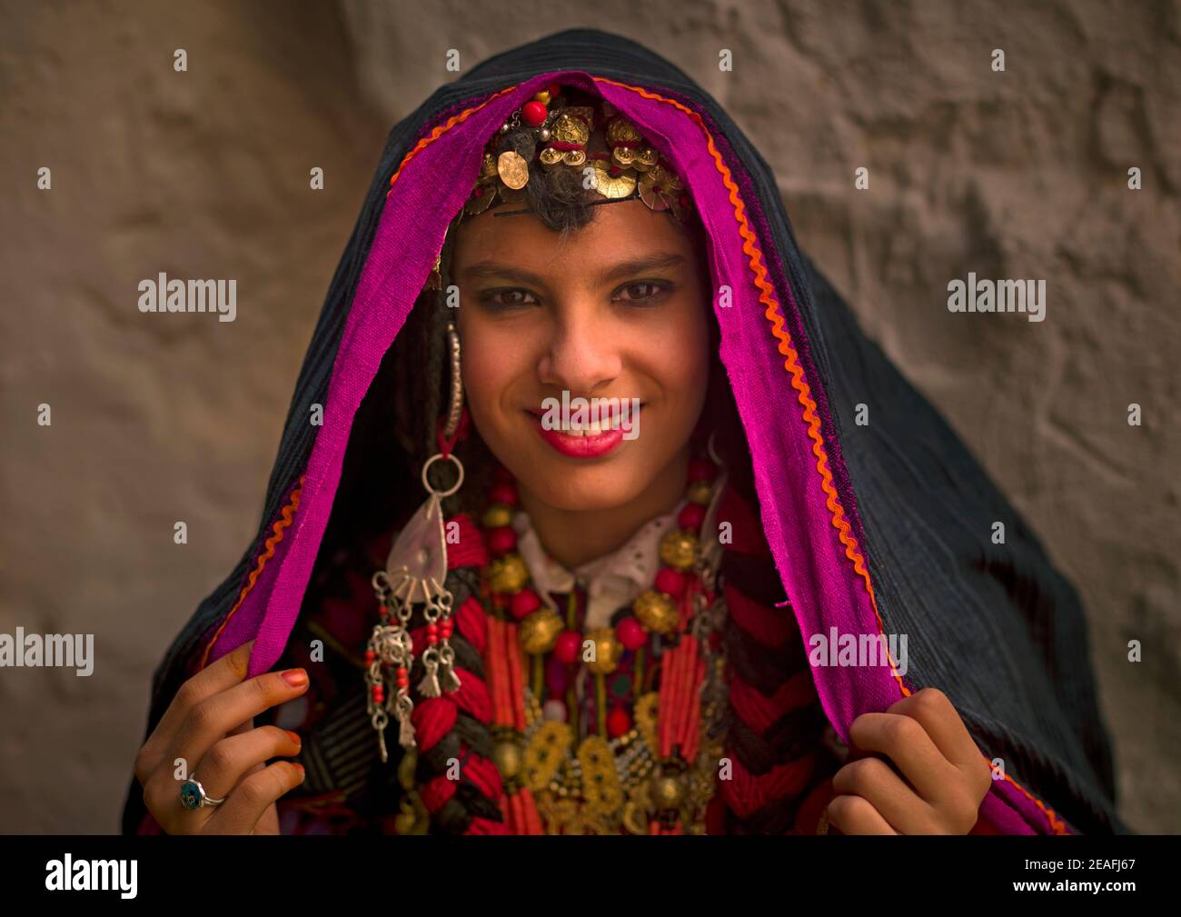 Tuareg girl in traditional clothing, Tripolitania, Ghadames, Libya ...